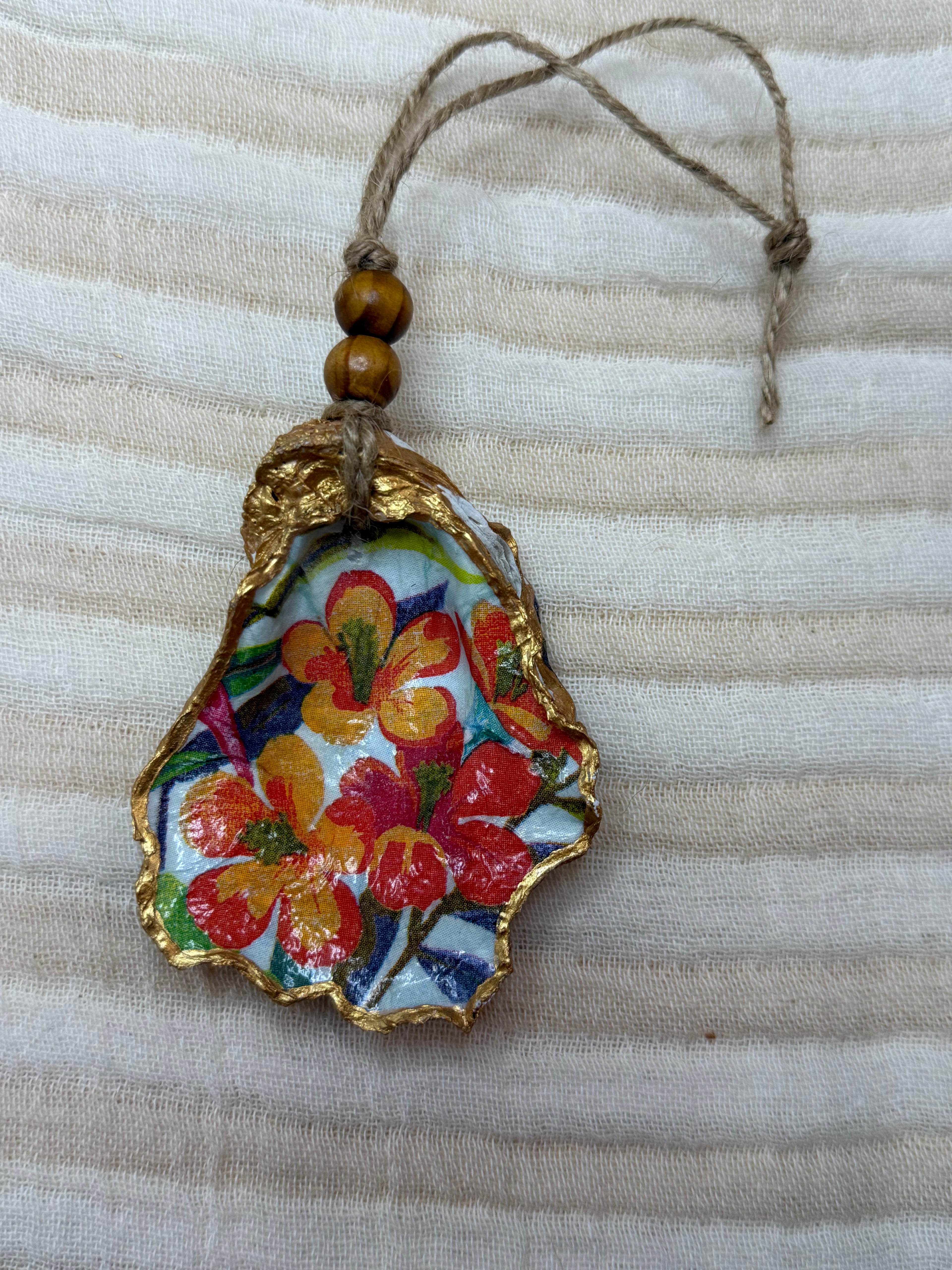 Small (4"<) Oyster Shell Ornament (Flower w/ Flower back)