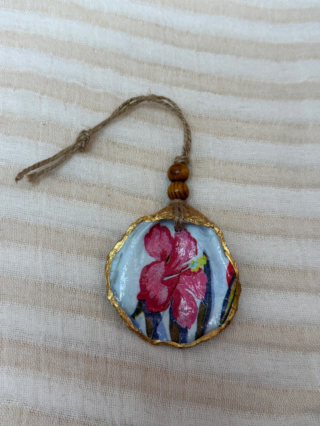 Small (4"<) Oyster Shell Ornament (Flower w/ Natural Back)
