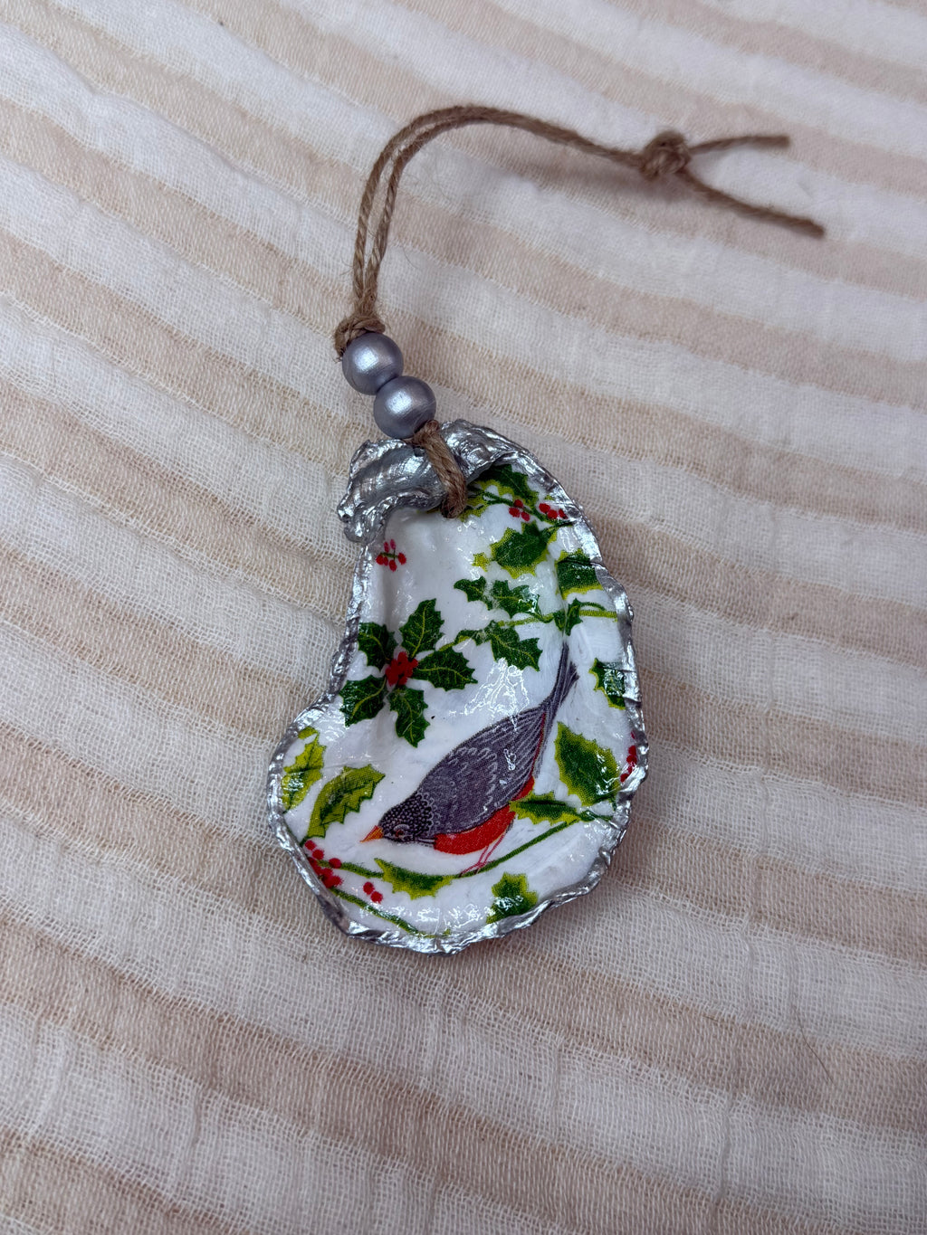 Small (4"<) Oyster Shell Ornament (Silver Robin Pearl Back)
