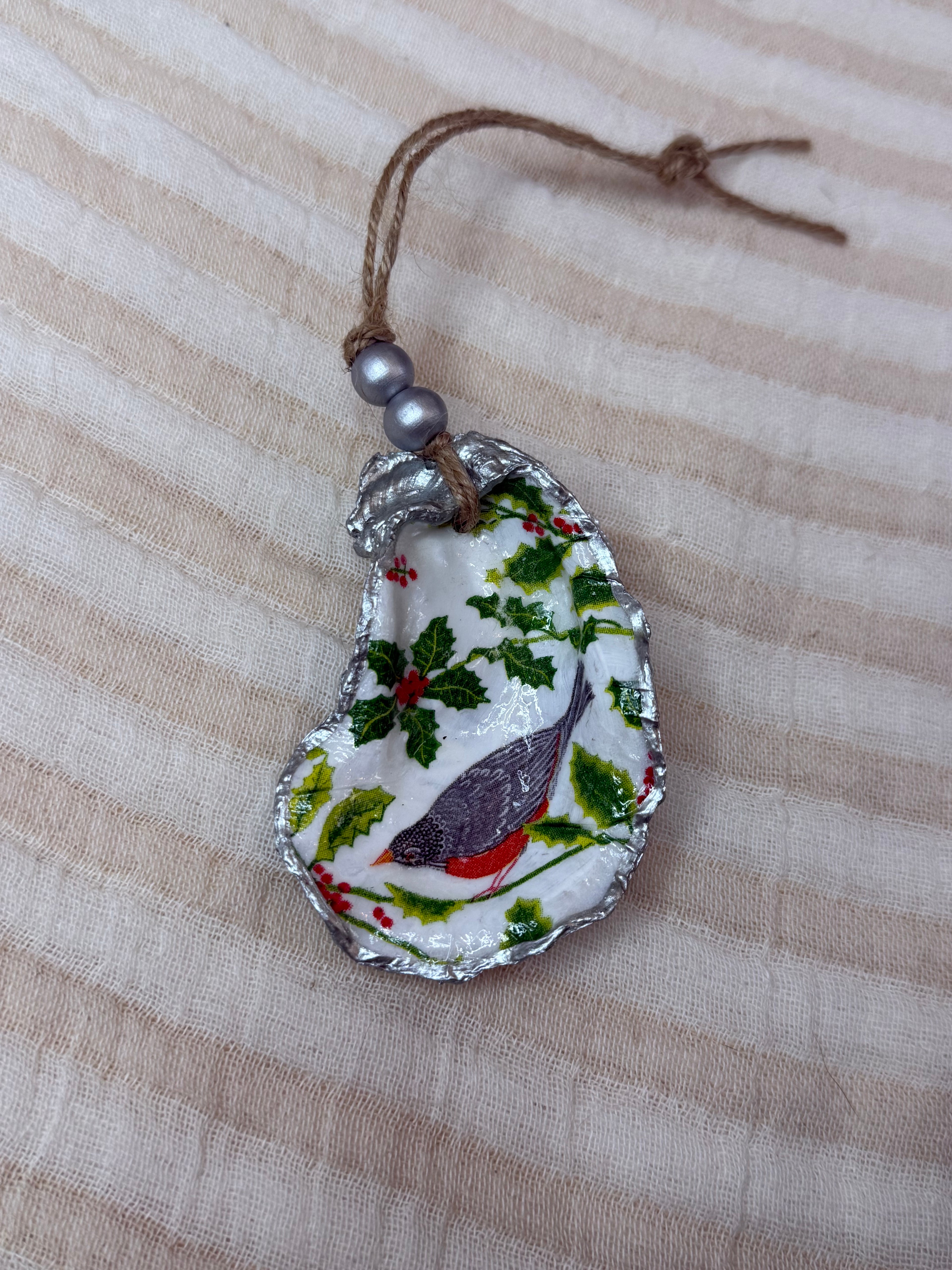 Small (4"<) Oyster Shell Ornament (Silver Robin Pearl Back)