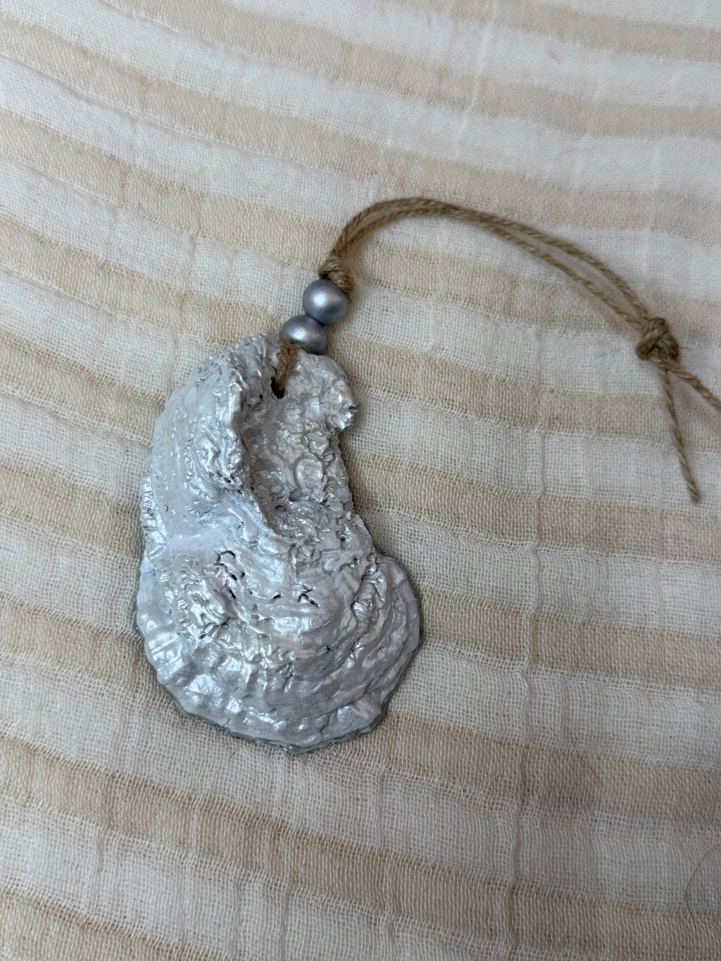 Small (4"<) Oyster Shell Ornament (Silver Robin Pearl Back)