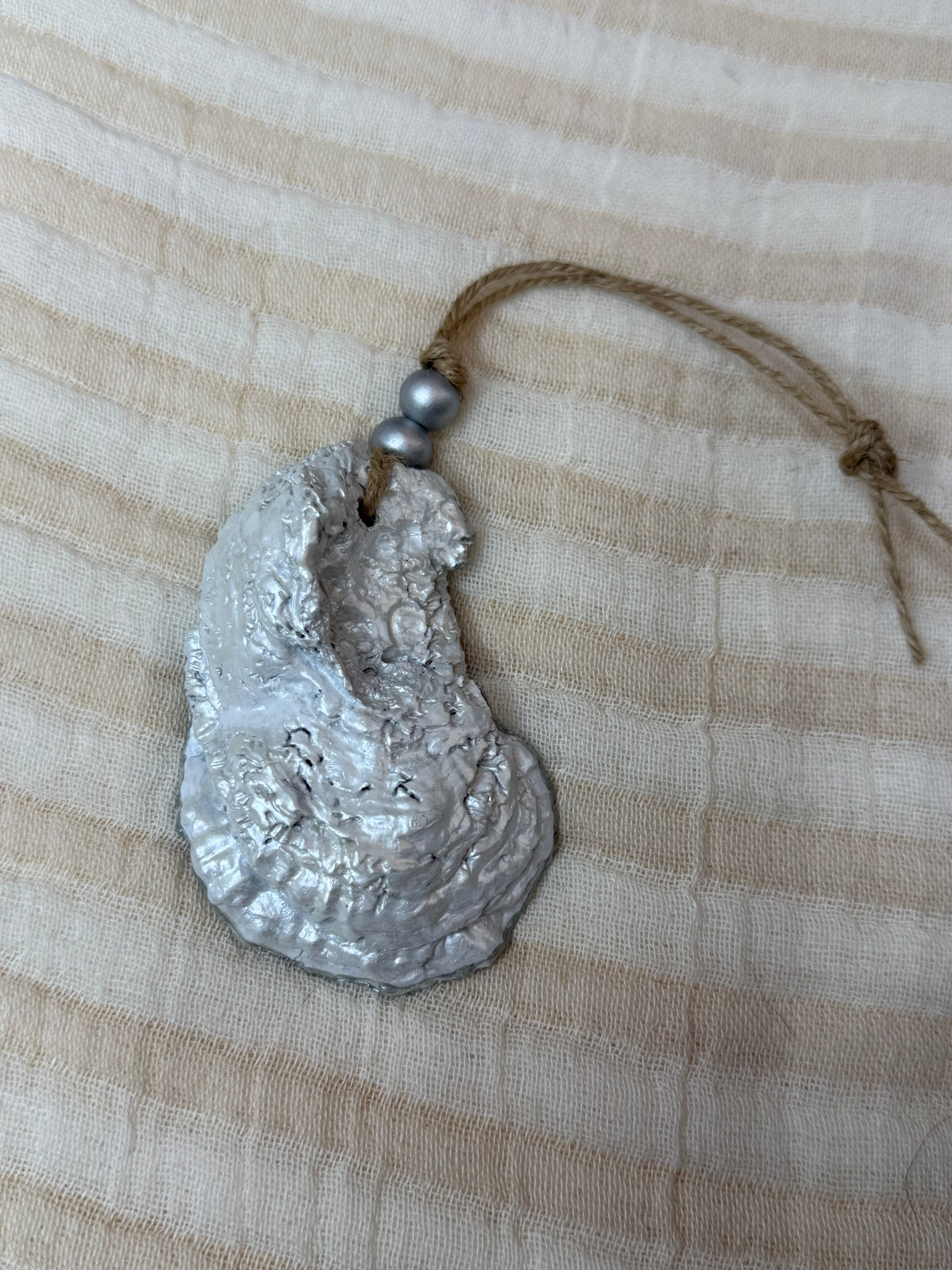 Small (4"<) Oyster Shell Ornament (Silver Robin Pearl Back)