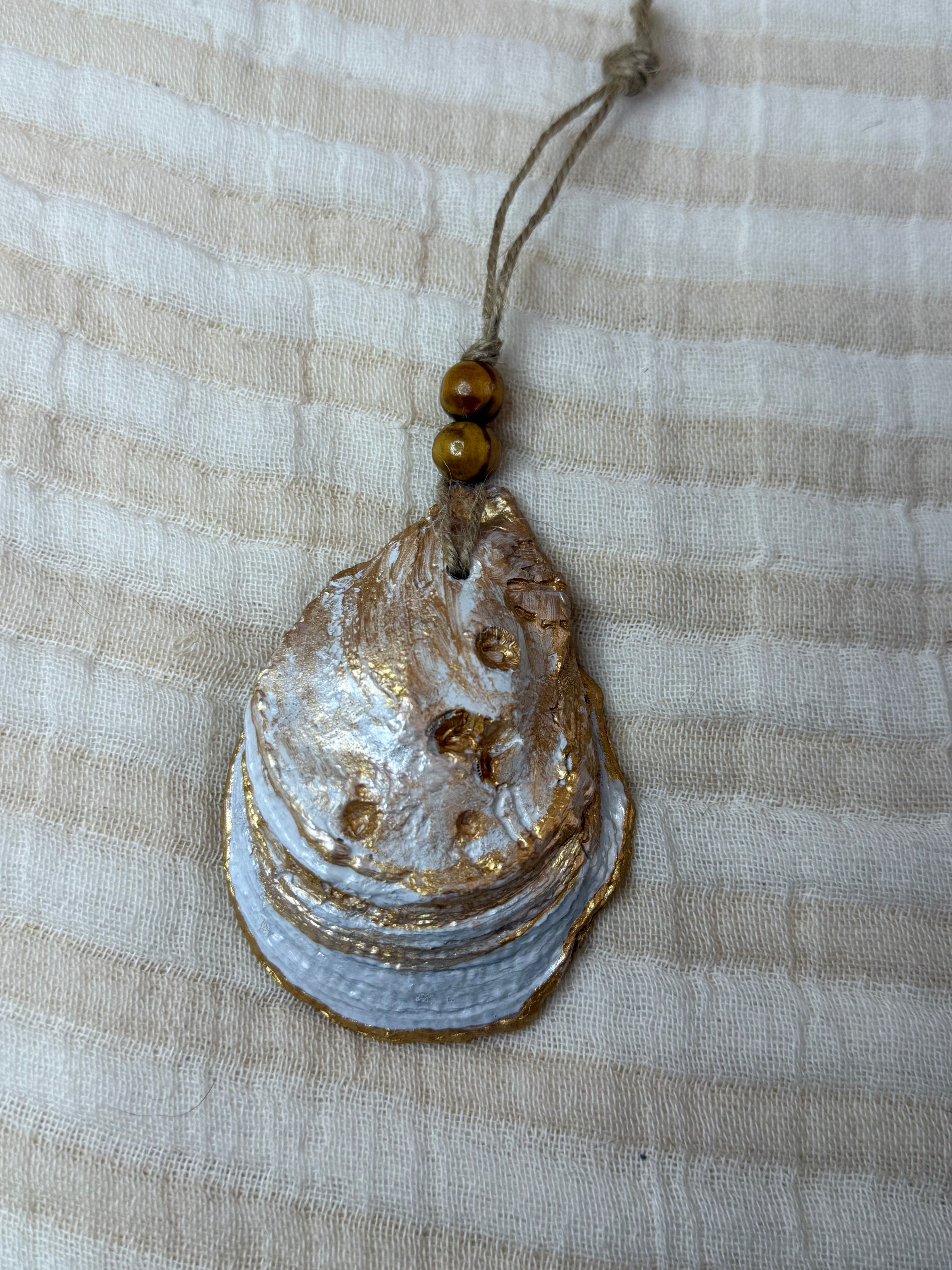 Small (4"<) Oyster Shell Ornament (Gold Robin Gold Back)