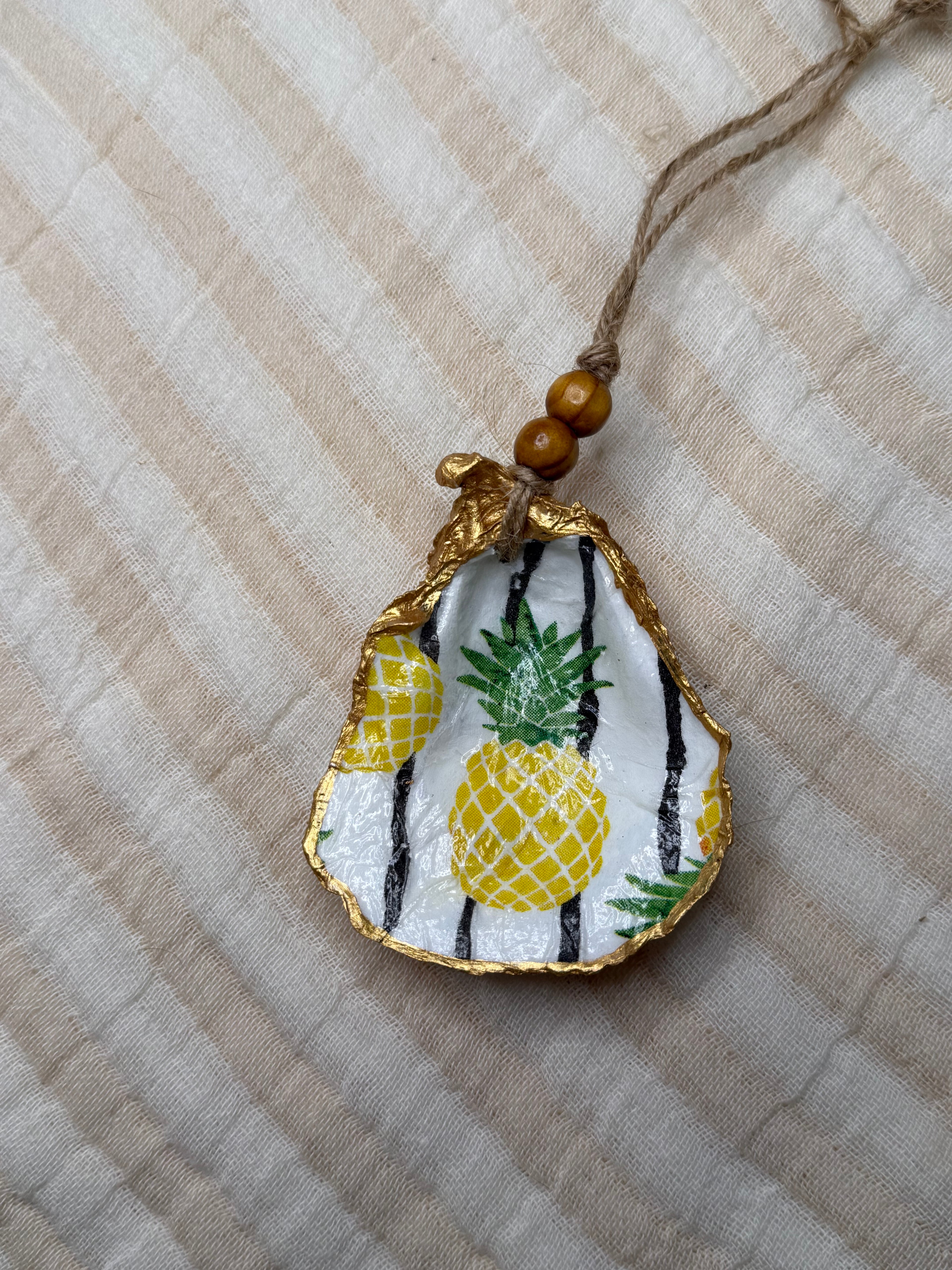 Small (4"<) Oyster Shell Ornament (Gold Pineapple Gold Back)