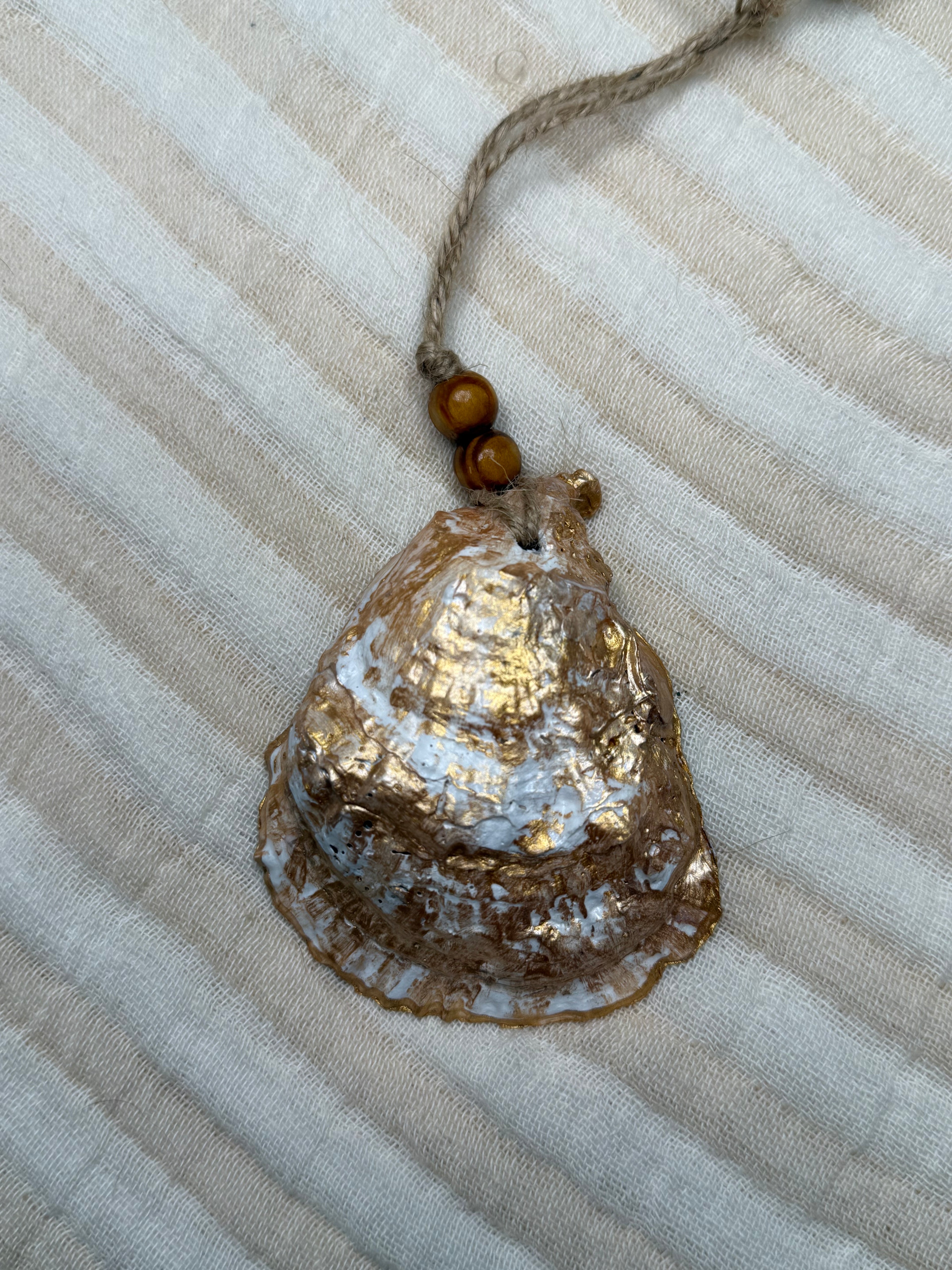 Small (4"<) Oyster Shell Ornament (Gold Pineapple Gold Back)