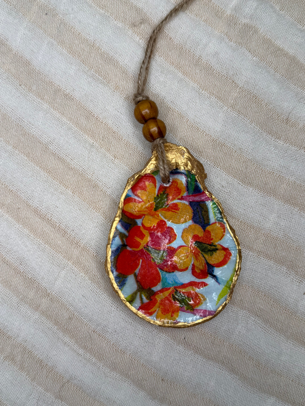Small (4"<) Oyster Shell Ornament (Gold Flower, Gold Back)