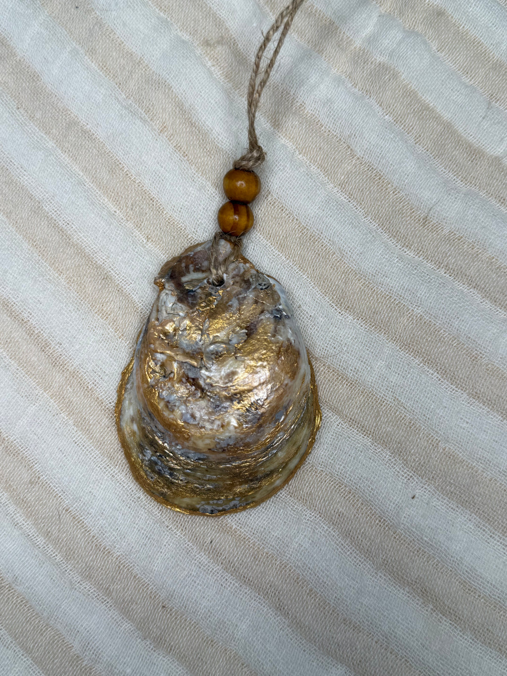 Small (4"<) Oyster Shell Ornament (Gold Flower, Gold Back)