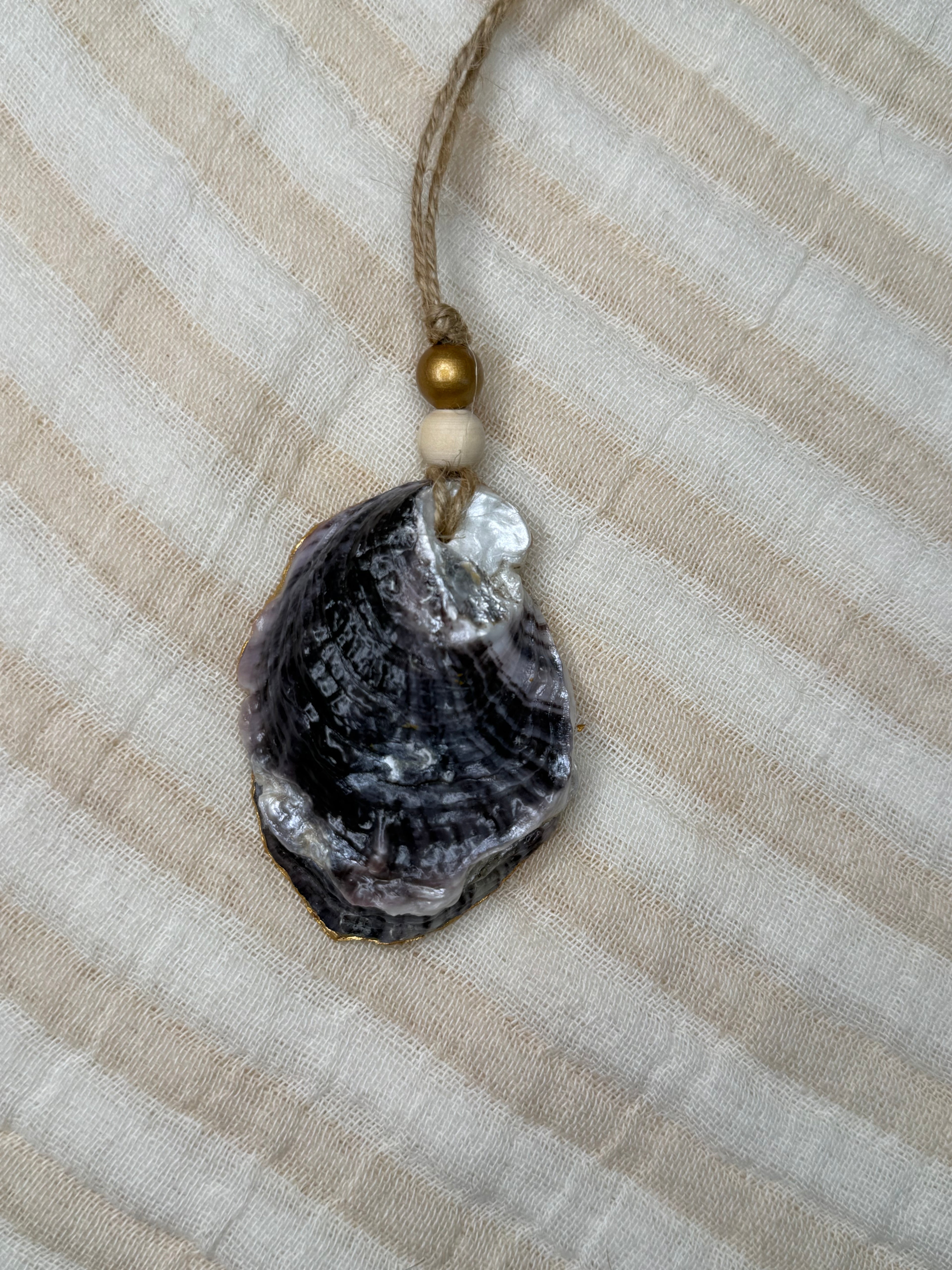 Small (4"<) Oyster Shell Ornament (Gold Robin, Natural Back)